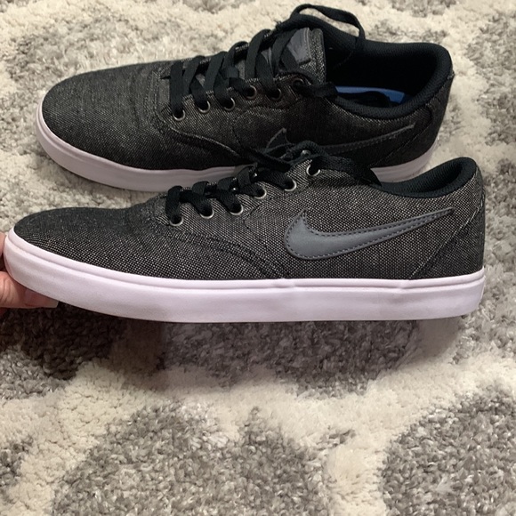 Nike - Picture 4 of 4